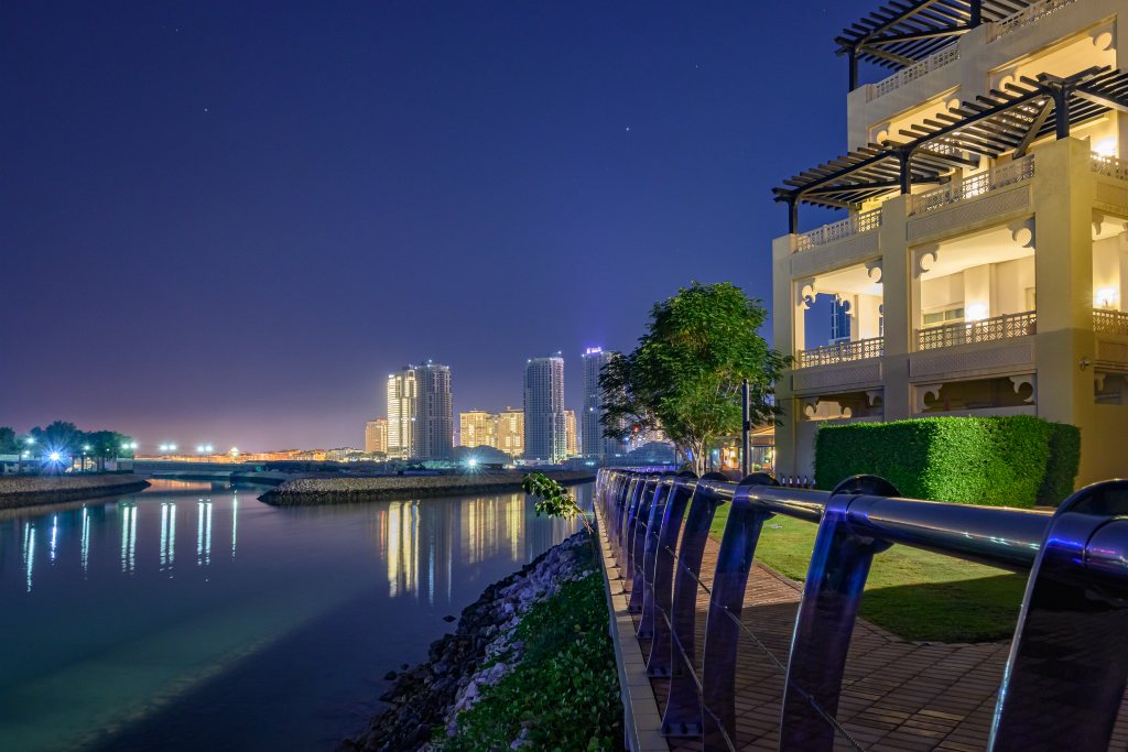  Grand Hyatt Doha by night